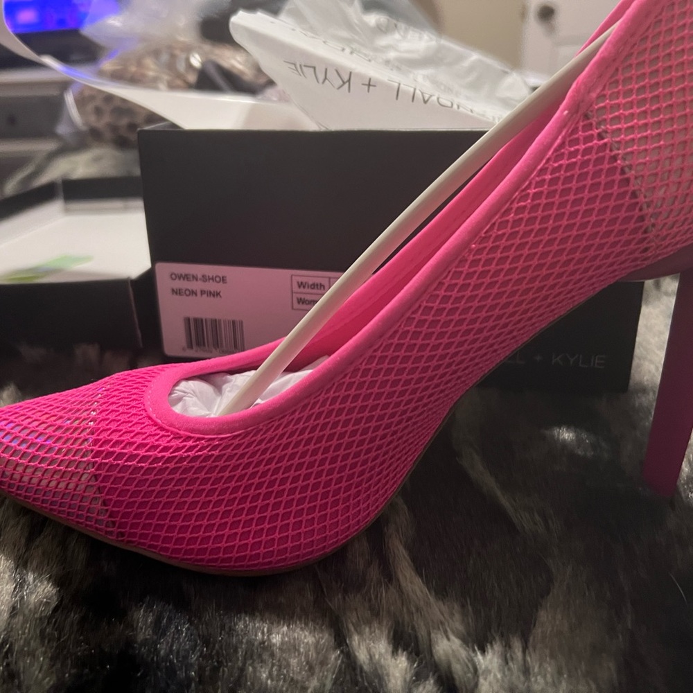Kendall and Kylie heel